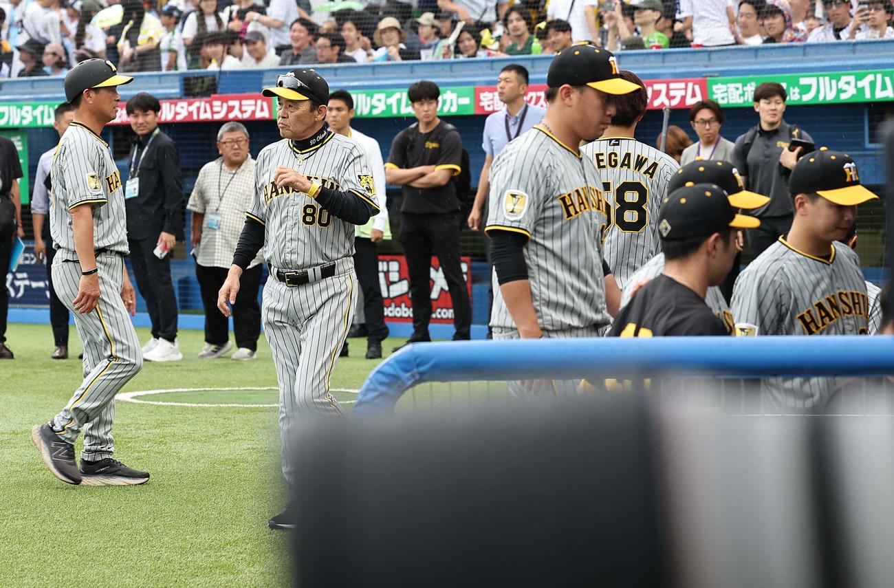 ヤクルト対阪神　ヤクルトに逆転負けした岡田監督は渋い表情で神宮球場を引き揚げる（撮影・上田博志）