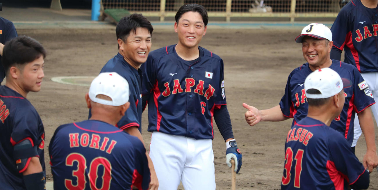 侍ジャパン大学代表選手合宿2日目で国学院大・柳舘憲吾内野手（4年＝日大三）（中央）と談笑し笑顔を見せる臨時打撃コーチの高橋由伸氏（左から2人目）（撮影・佐瀬百合子）