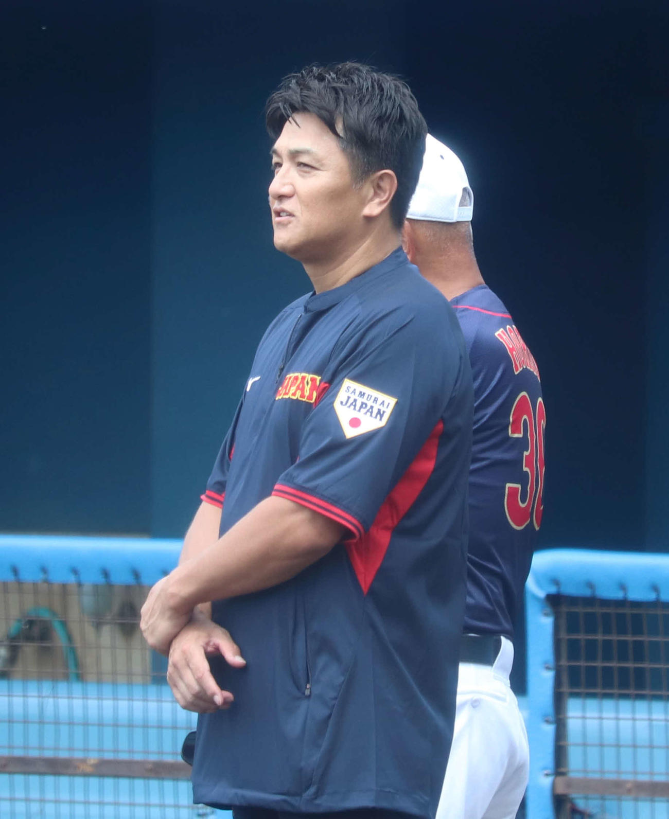 侍ジャパン大学代表選手合宿2日目で練習を見つめる臨時打撃コーチの高橋由伸氏（撮影・佐瀬百合子）