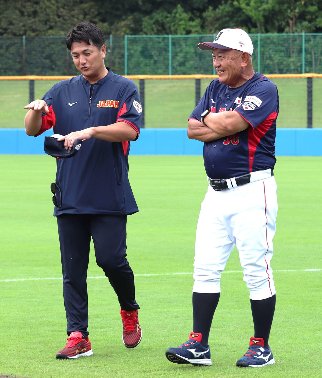 侍ジャパン大学代表選手合宿2日目で談笑する高橋由伸氏（左）と堀井監督（撮影・佐瀬百合子）