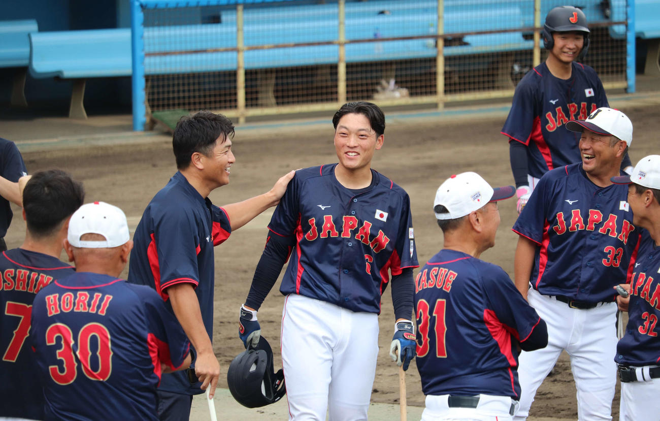 侍ジャパン大学代表選手合宿2日目で国学院大・柳舘憲吾内野手（4年＝日大三）（中央）と談笑し笑顔を見せる臨時打撃コーチの高橋由伸氏（左から3人目）（撮影・佐瀬百合子）