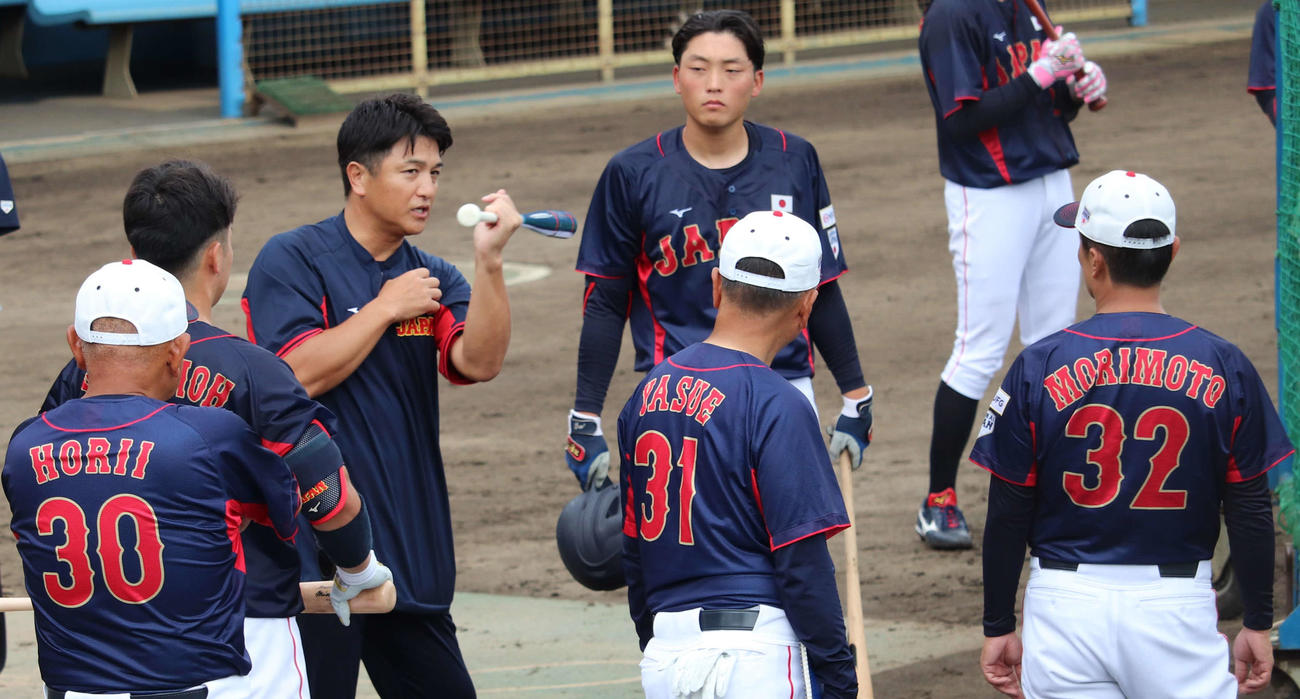 侍ジャパン大学代表選手合宿2日目で臨時コーチとして打撃指導する高橋由伸氏（中央）（撮影・佐瀬百合子）