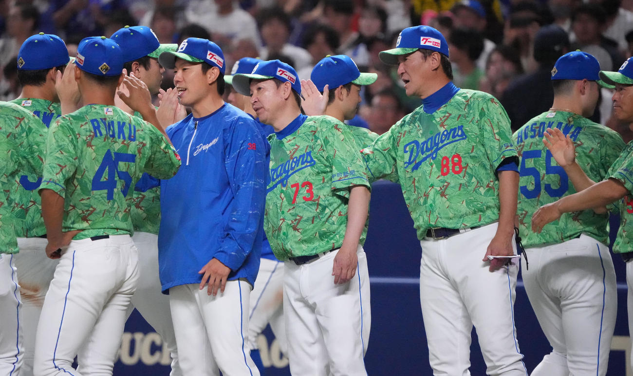 中日対DeNA　ナインを迎える立浪監督（中央）（撮影・森本幸一）