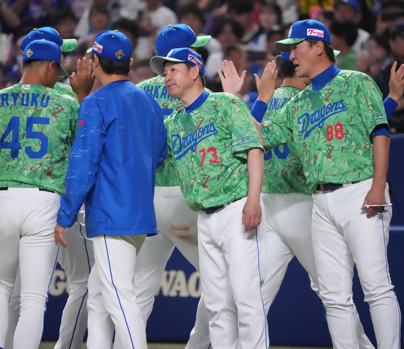 中日対DeNA　ナインを迎える立浪監督（中央）（撮影・森本幸一）