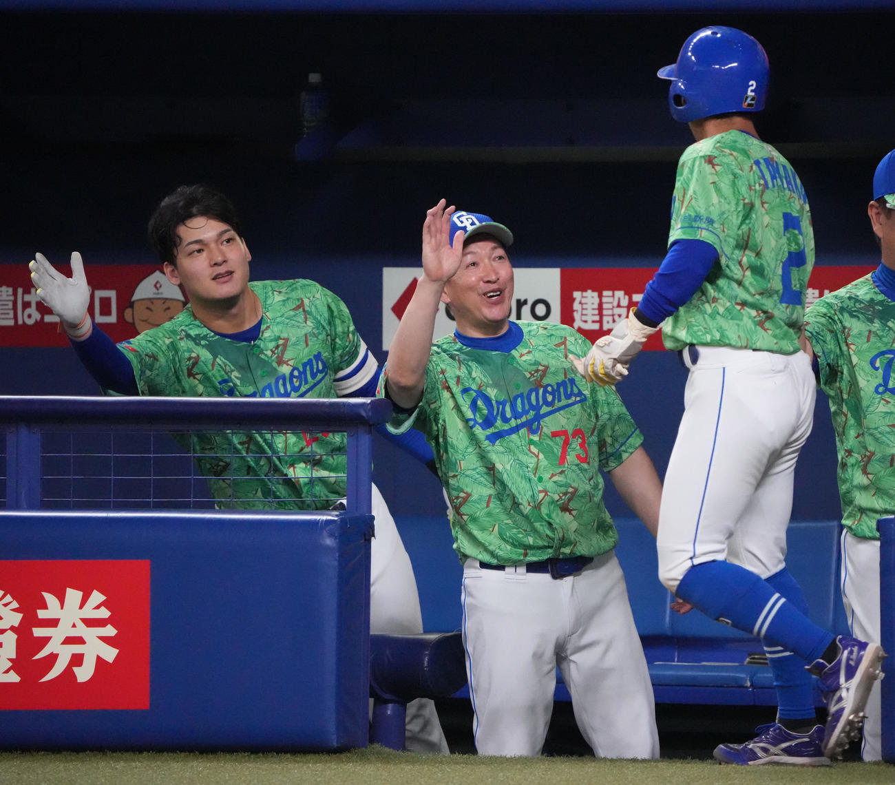 中日対DeNA 7回裏中日2死一、二塁、カリステの左適時二塁打で生還した田中を迎える立浪監督（中央）（撮影・森本幸一）