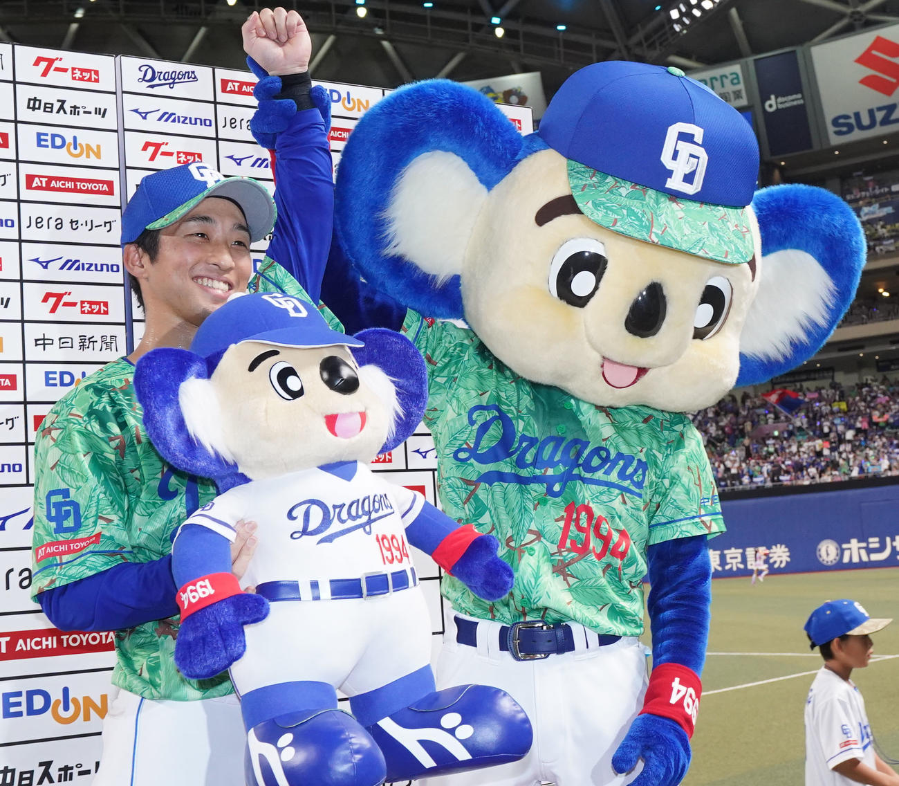 中日対DeNA　ヒーローインタビューを終えドアラとポーズを決める田中（左）（撮影・森本幸一）