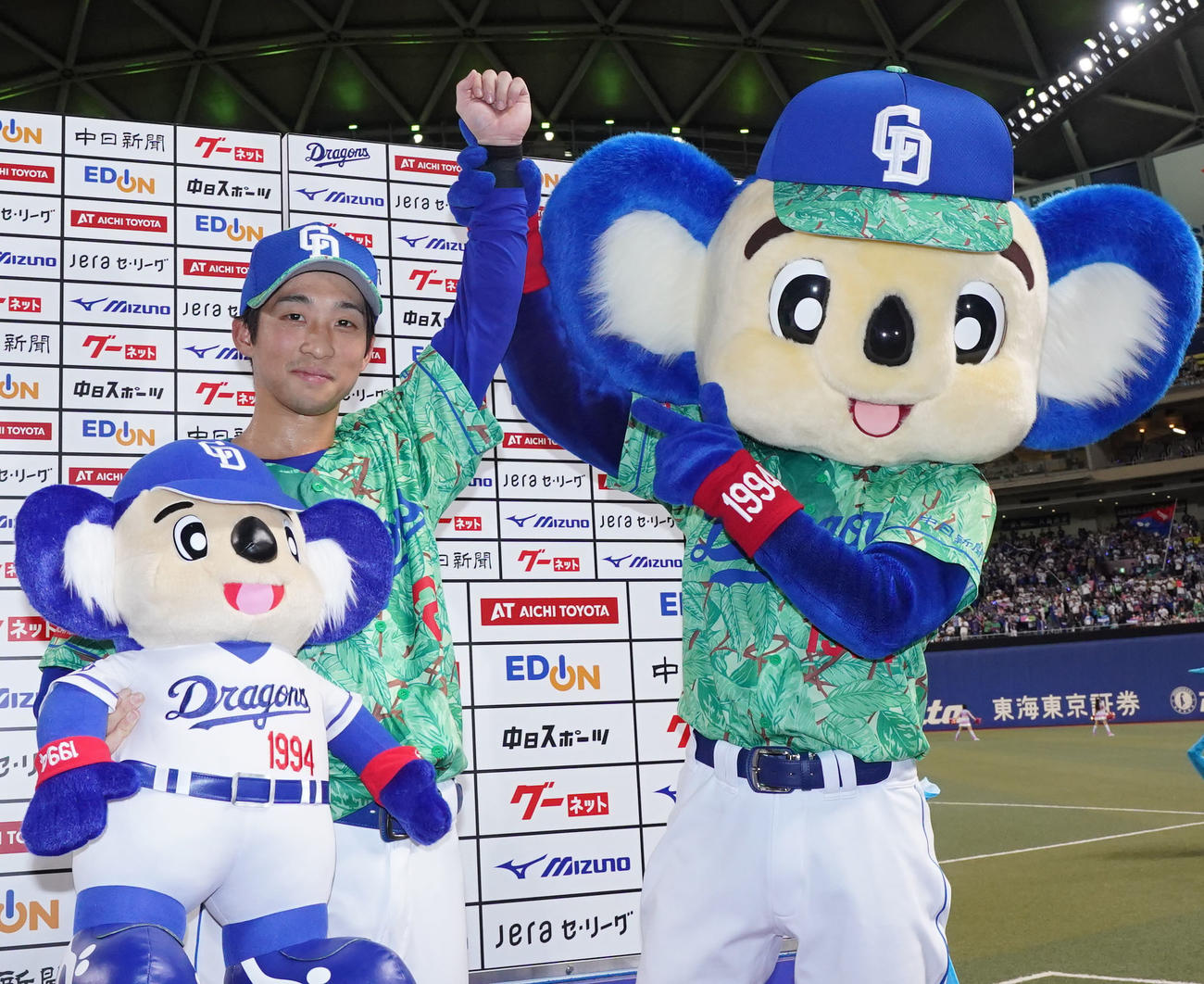 中日対DeNA　ヒーローインタビューを終えドアラとポーズを決める田中（左）（撮影・森本幸一）