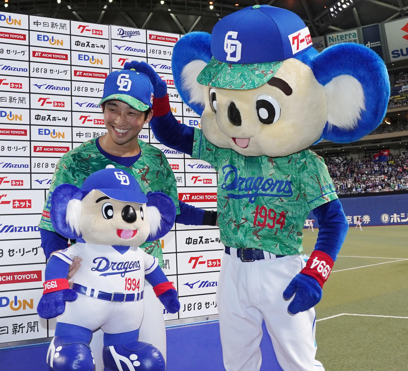 中日対DeNA　ヒーローインタビューを終えドアラに祝福される田中（左）（撮影・森本幸一）