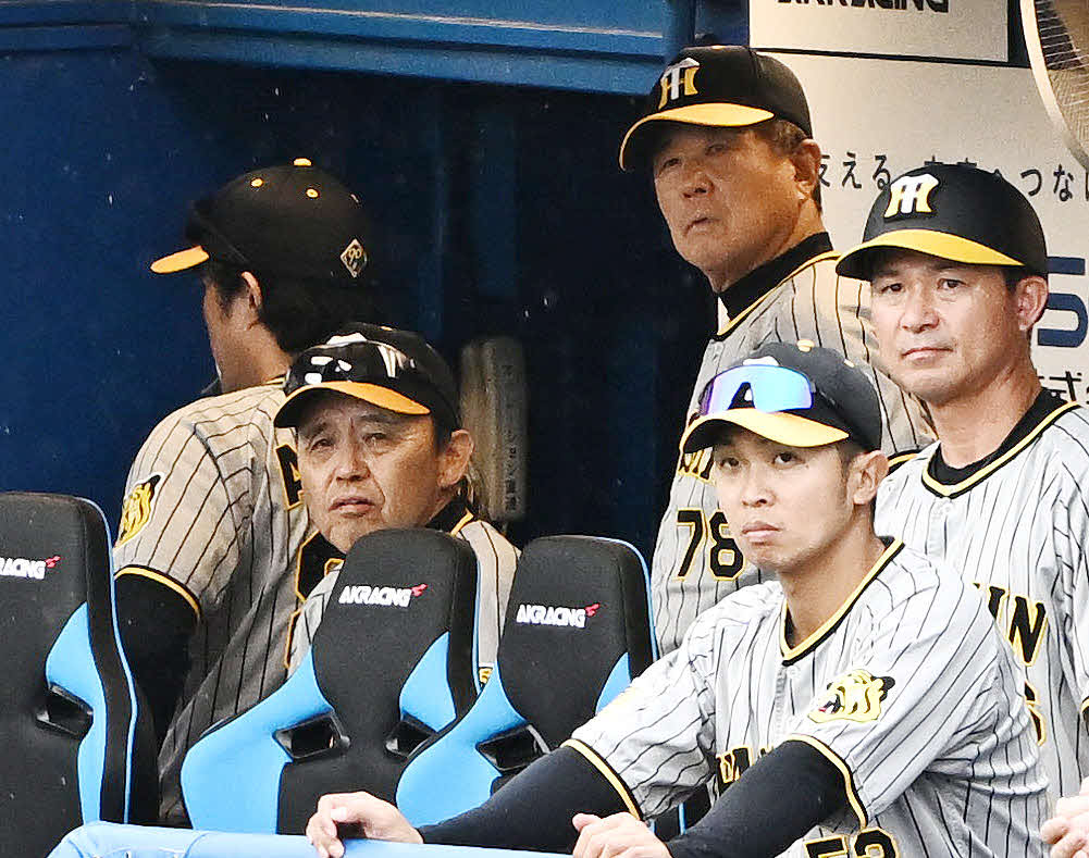 ヤクルト対阪神　8回裏、ベンチで浮かない表情の阪神岡田監督（左から2人目）ら（撮影・滝沢徹郎）　