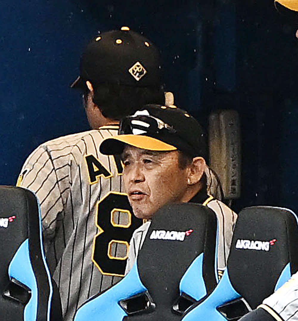 ヤクルト対阪神　8回裏、ベンチで浮かない表情の阪神岡田監督（手前）（撮影・滝沢徹郎）　