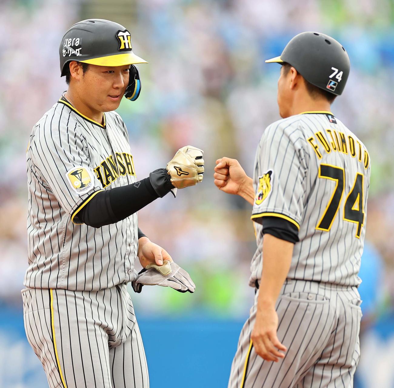 ヤクルト対阪神　7回、適時打を放った大山は藤本コーチとグータッチをする（撮影・上田博志）