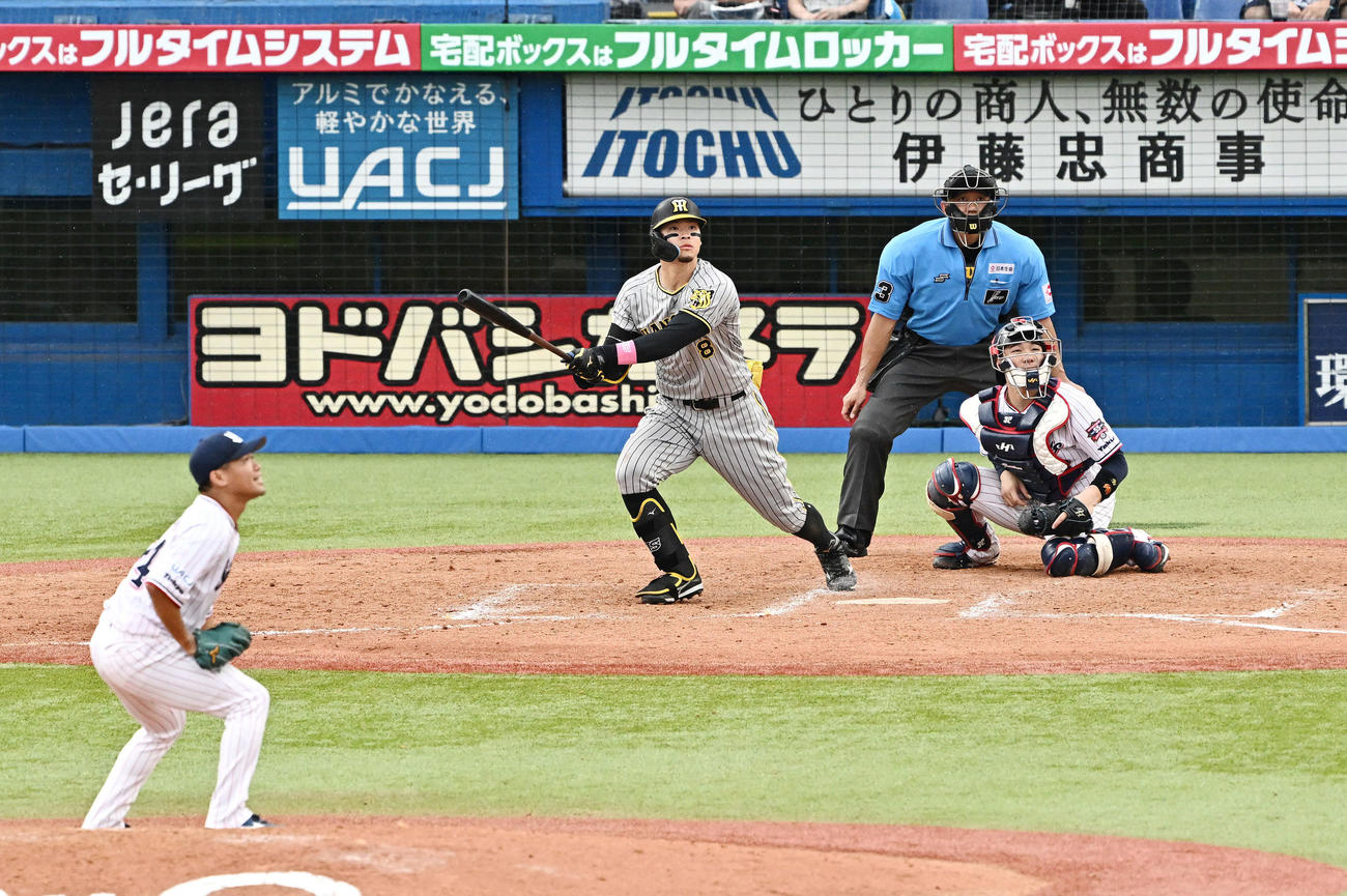 ヤクルト対阪神　9回表阪神2死一塁、佐藤輝は左翼に二塁打を放つ。投手田口（撮影・滝沢徹郎）　