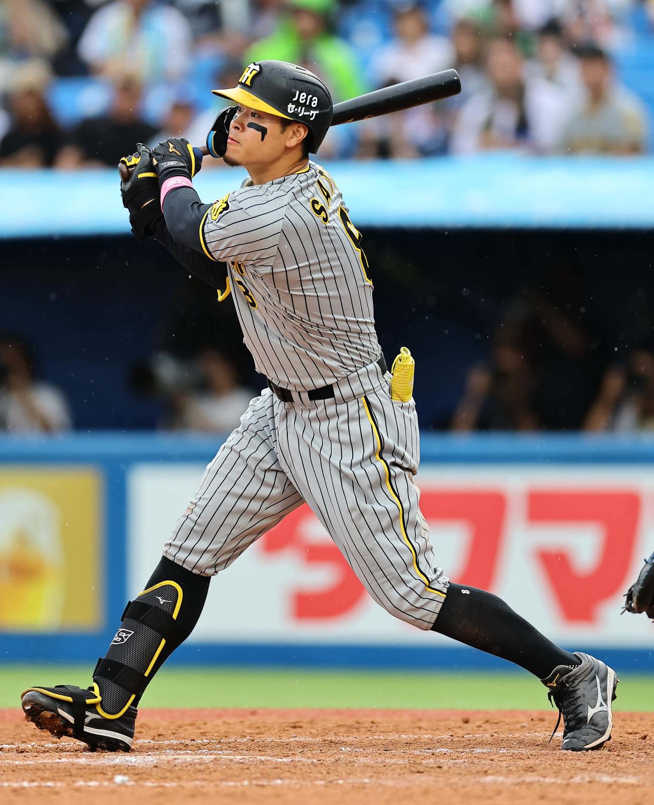ヤクルト対阪神　9回表阪神2死一塁、佐藤輝は左越え二塁打を放つ（撮影・上田博志）
