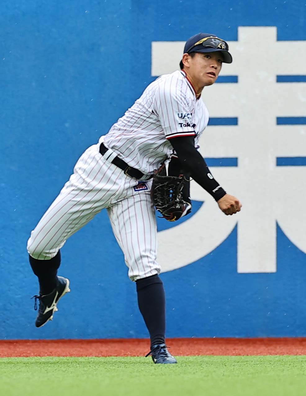 ヤクルト対阪神　9回表阪神2死一塁、佐藤輝の左越え二塁打を返球する並木（撮影・上田博志）