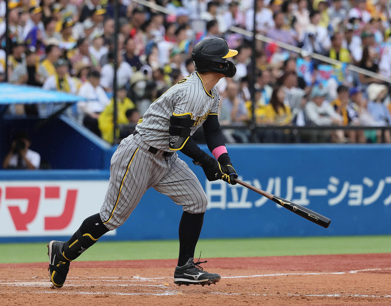 ヤクルト対阪神　9回表阪神2死一塁、佐藤輝は左二塁打を放つ（撮影・足立雅史）