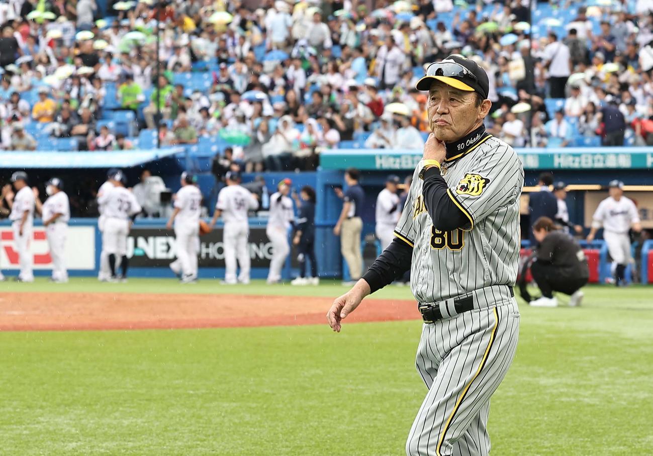 ヤクルト対阪神　ヤクルトに逆転負けした岡田監督は渋い表情で神宮球場を引き揚げる（撮影・上田博志）