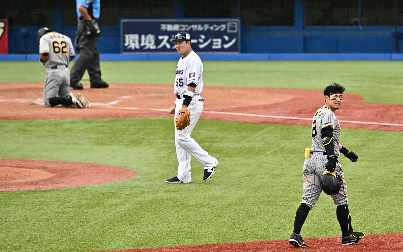 ヤクルト対阪神　9回表に二塁打を放つも敗れ、引き揚げる阪神佐藤輝。後方は生還を狙いアウトになった代走植田。中央はヤクルト村上（撮影・滝沢徹郎）　