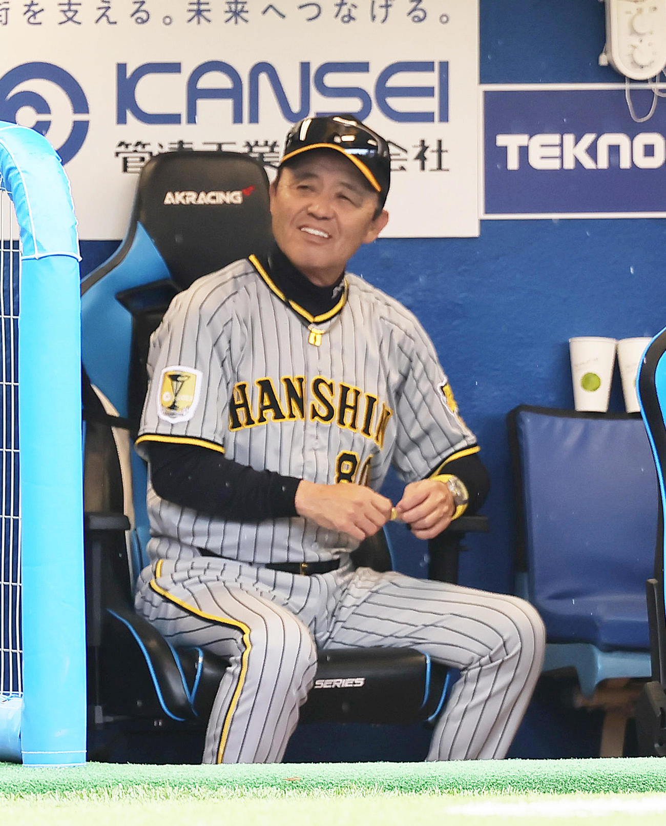 ヤクルト対阪神　ベンチで笑顔を見せる阪神岡田監督（撮影・足立雅史）