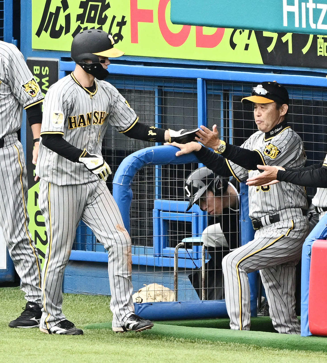 ヤクルト対阪神　7回表阪神2死一、二塁、大山の適時打で生還した中野（左）は岡田監督とタッチをかわす（撮影・滝沢徹郎）　
