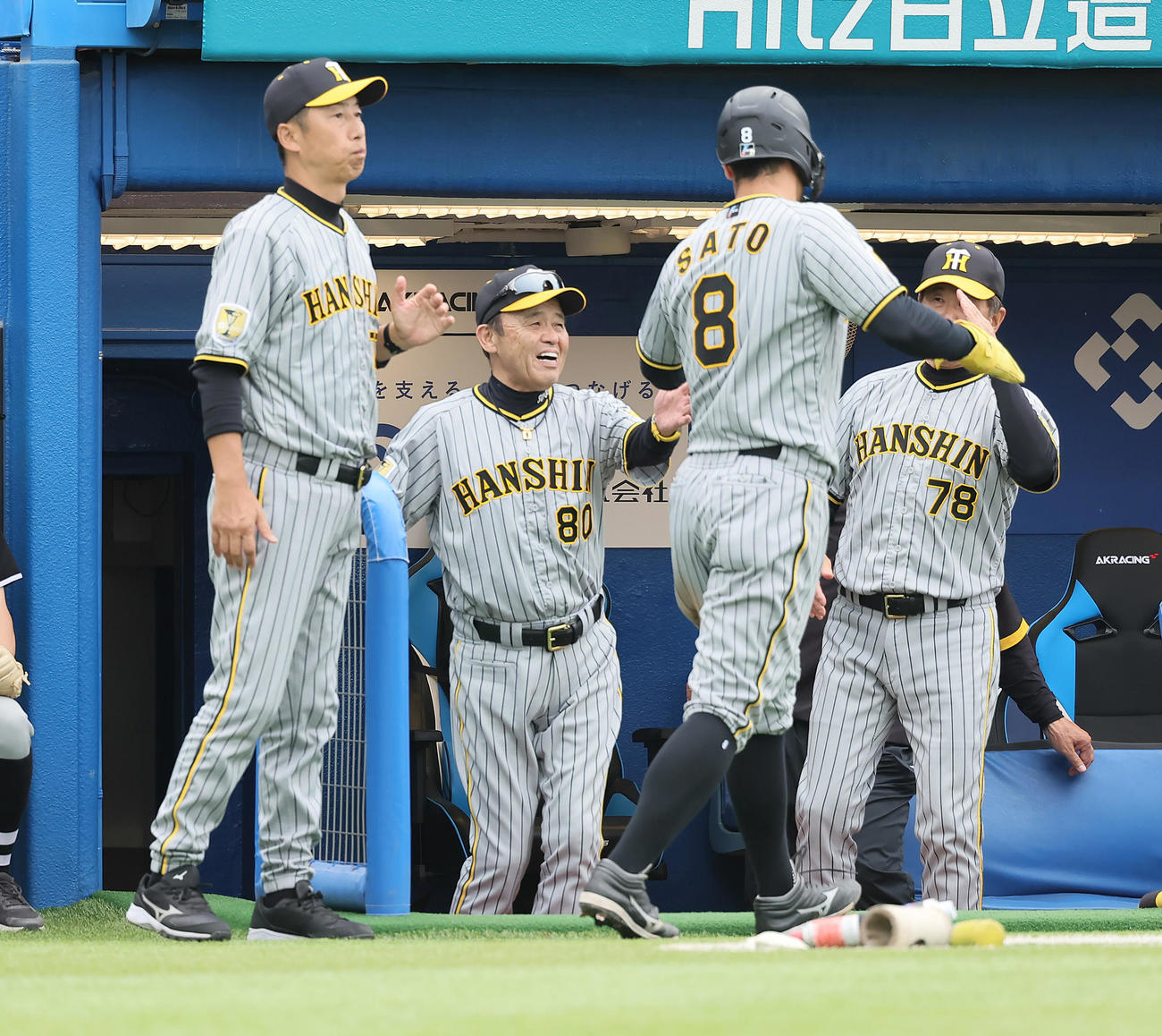 ヤクルト対阪神　8回表阪神1死一、三塁、相手失策で生還した佐藤輝（中央右）を笑顔で迎える岡田監督（同左）（撮影・足立雅史）