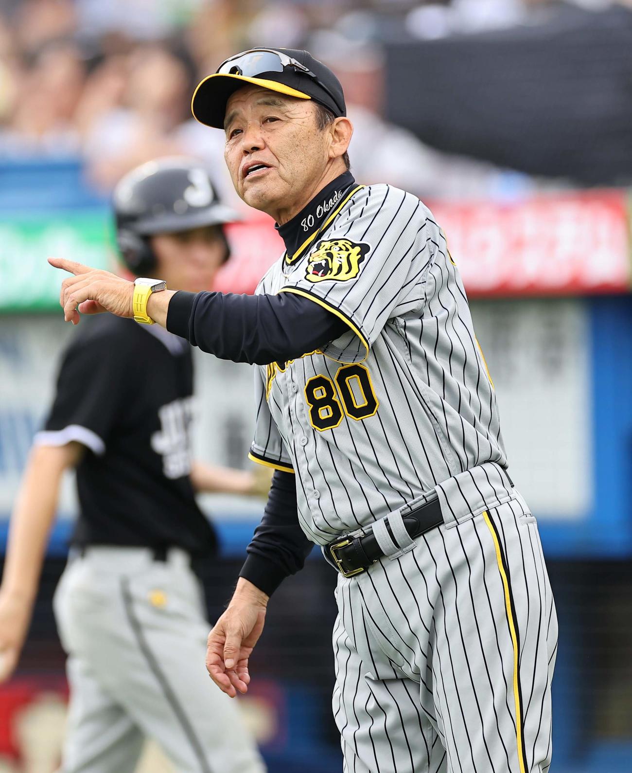 ヤクルト対阪神　選手交代を告げる岡田監督（撮影・上田博志）