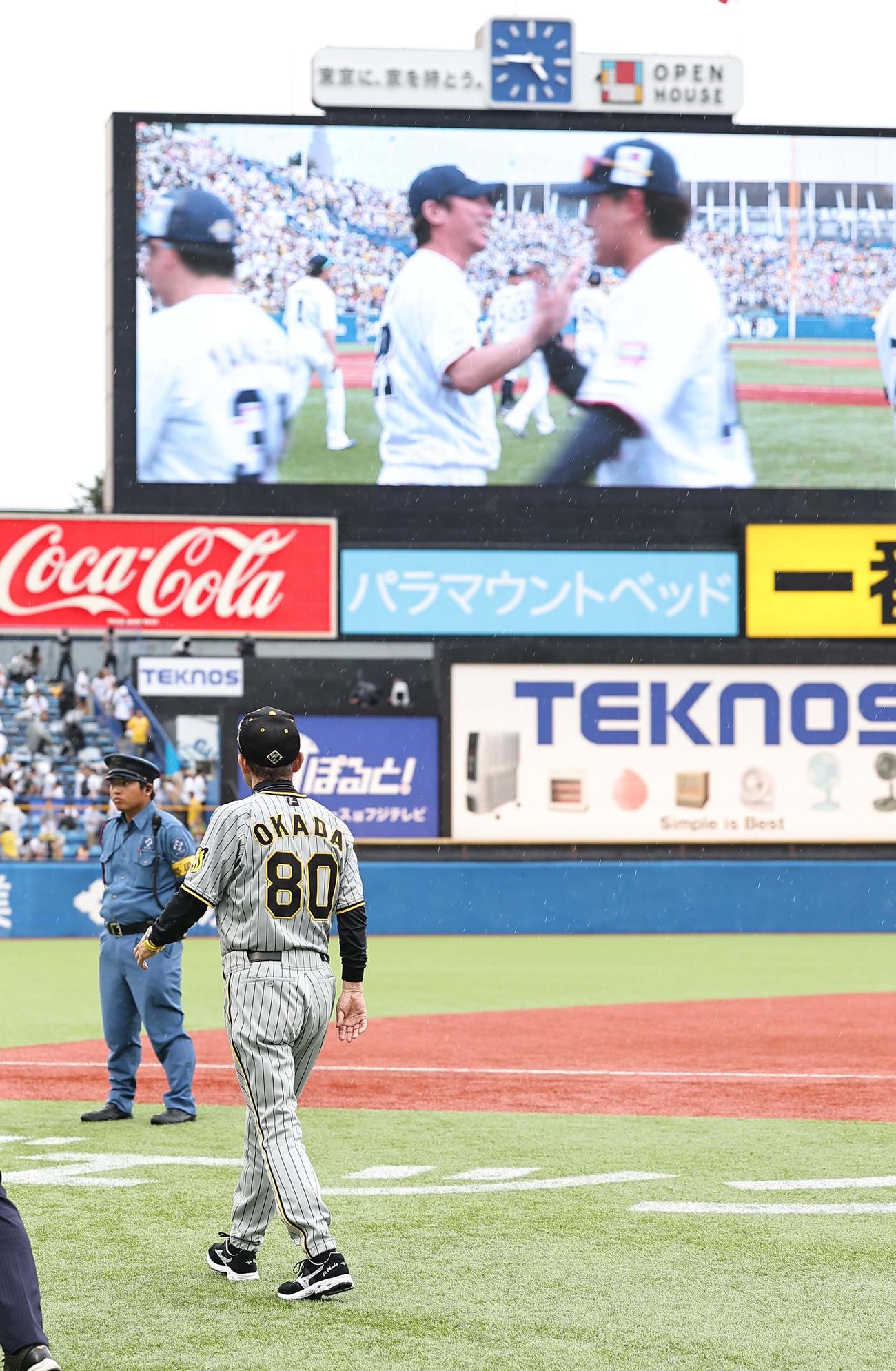 ヤクルト対阪神　ヤクルトに逆転負けした岡田彰布監督はハイタッチする高津監督の映像を見ながら神宮球場を引き揚げる（撮影・上田博志）