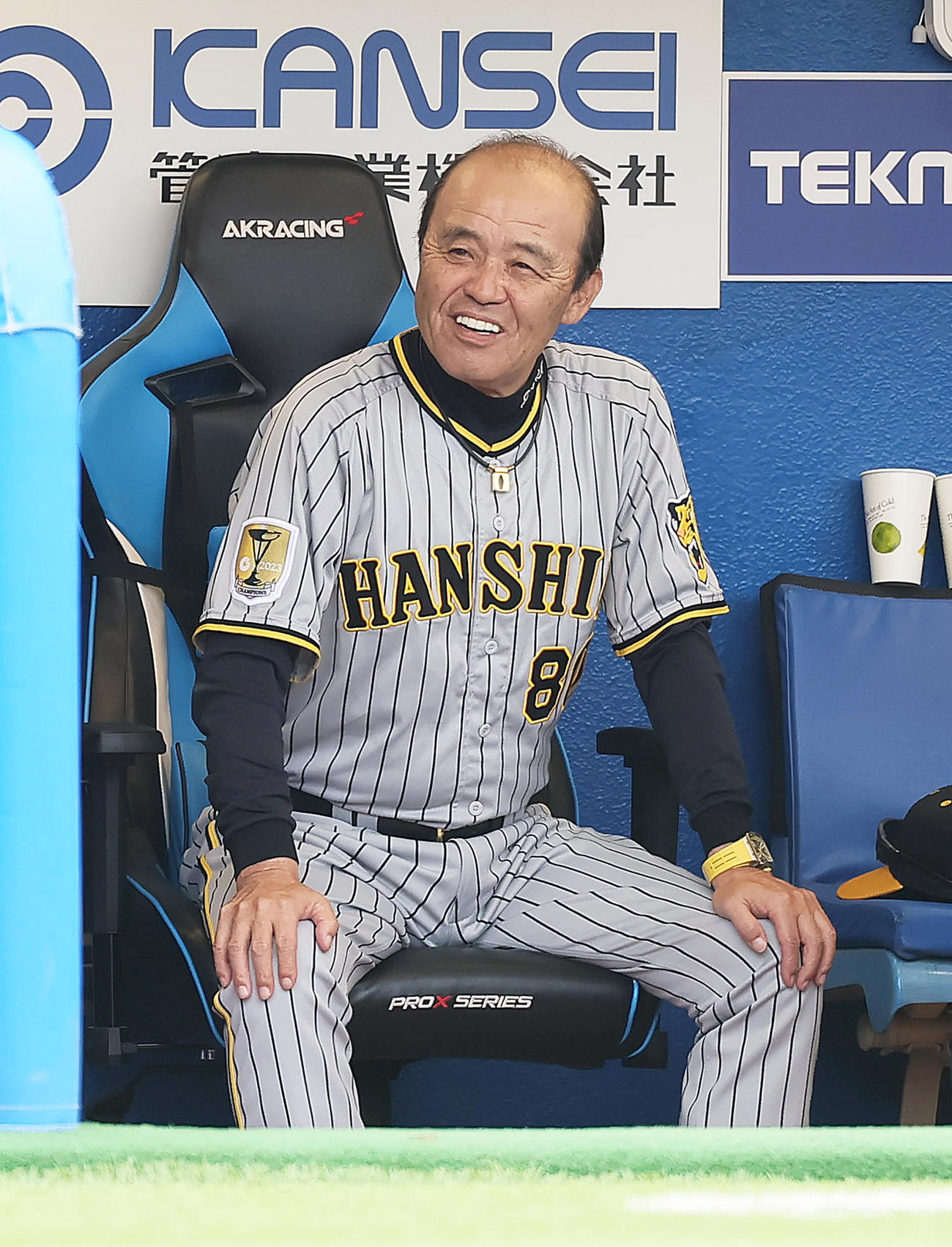試合前、ベンチで笑顔を見せる阪神岡田監督（撮影・足立雅史）