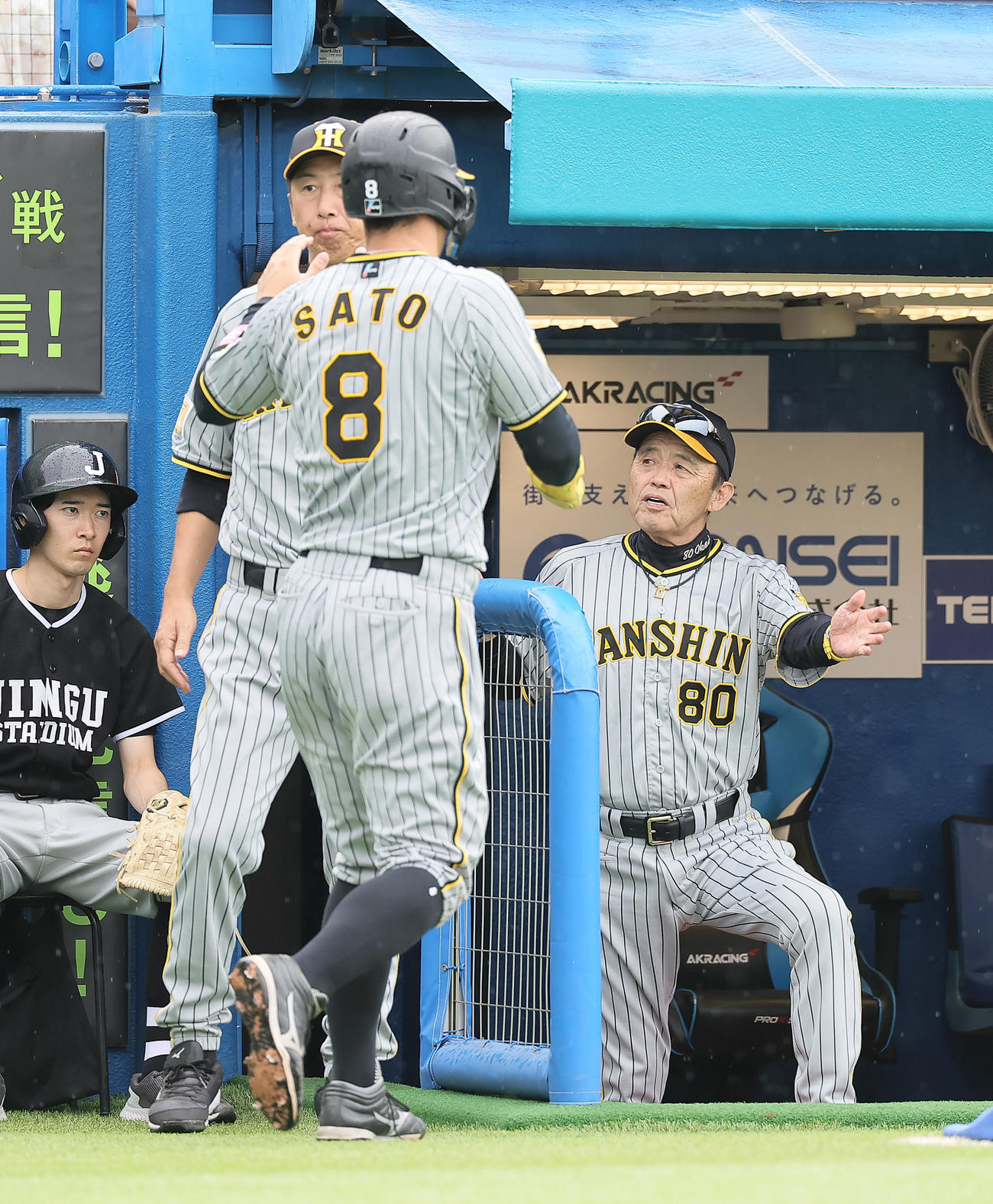 ヤクルト対阪神　6回表阪神2死二塁、梅野の適時打で生還した佐藤輝（左）は岡田監督にタッチで迎えられる（撮影・足立雅史）