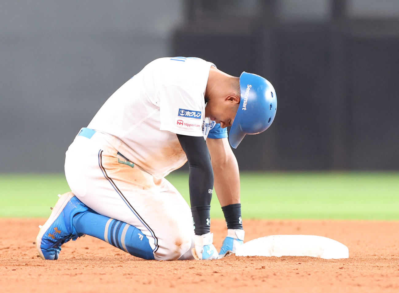 日本ハム対ソフトバンク　5回裏日本ハム1死一、二塁、郡司の右飛で飛び出してしまい二塁でタッチアウトになる万波（撮影・佐藤翔太）