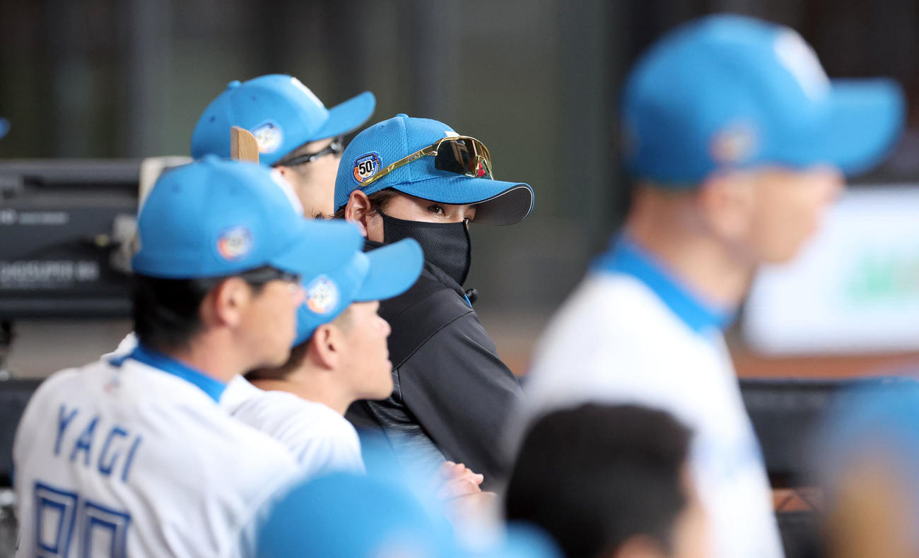 日本ハム対ソフトバンク　遠くを見つめる日本ハム新庄監督（中央）（撮影・佐藤翔太）