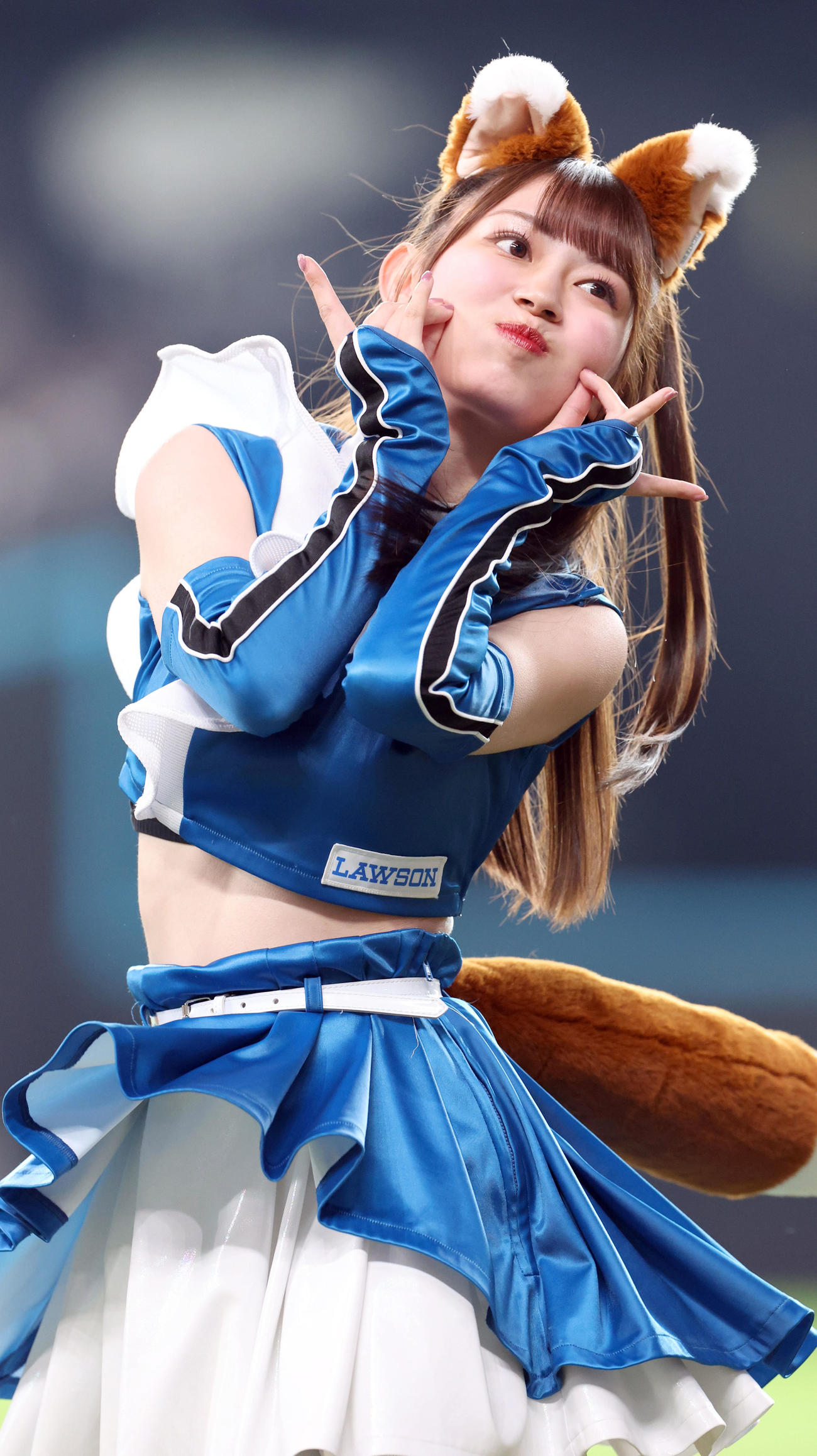 日本ハム対ソフトバンク　「きつねダンス」を踊るファイターズガールの橋本莉々花（撮影・佐藤翔太）