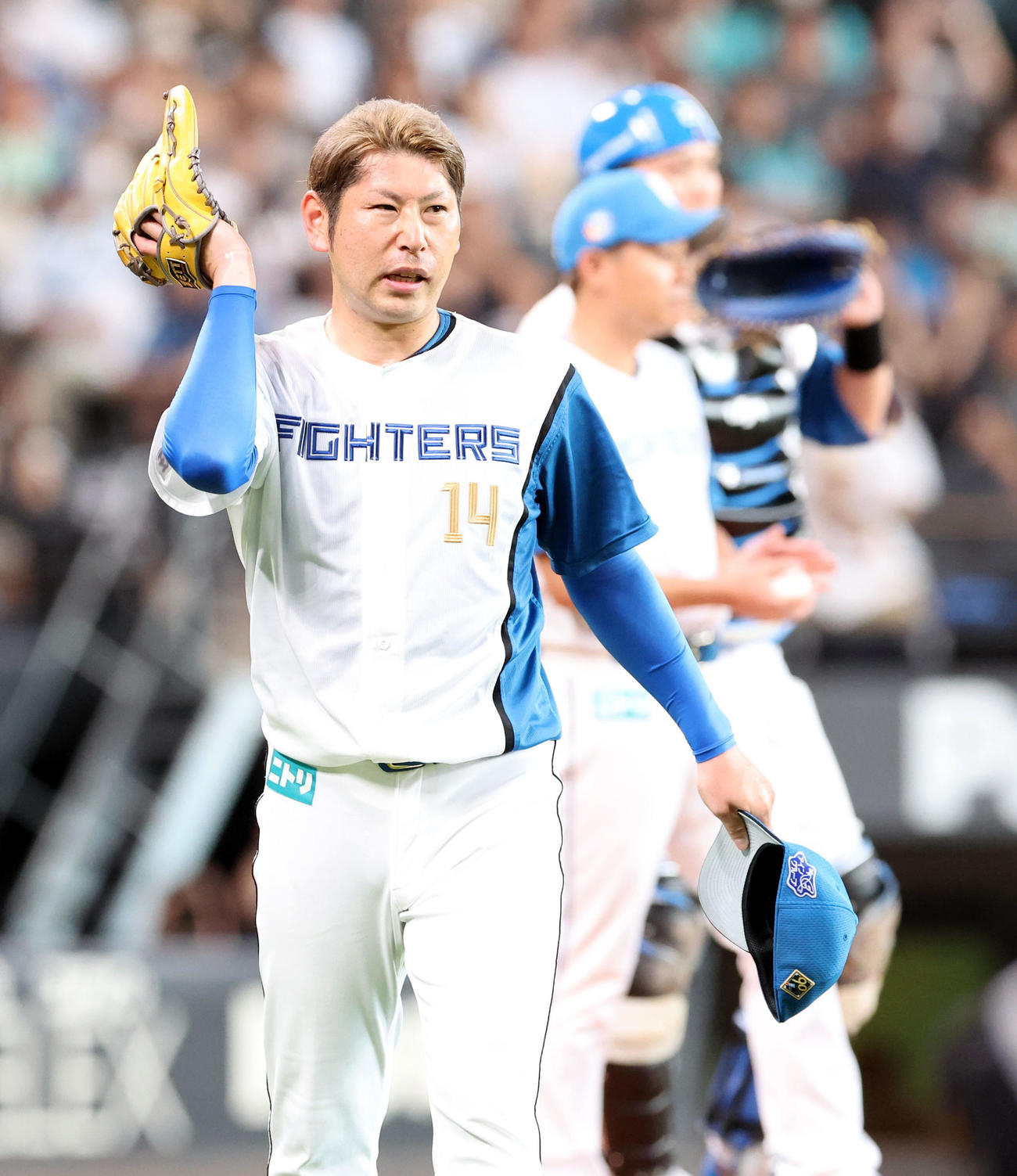 日本ハム対ソフトバンク　6回途中、降板する日本ハム加藤貴（撮影・佐藤翔太）