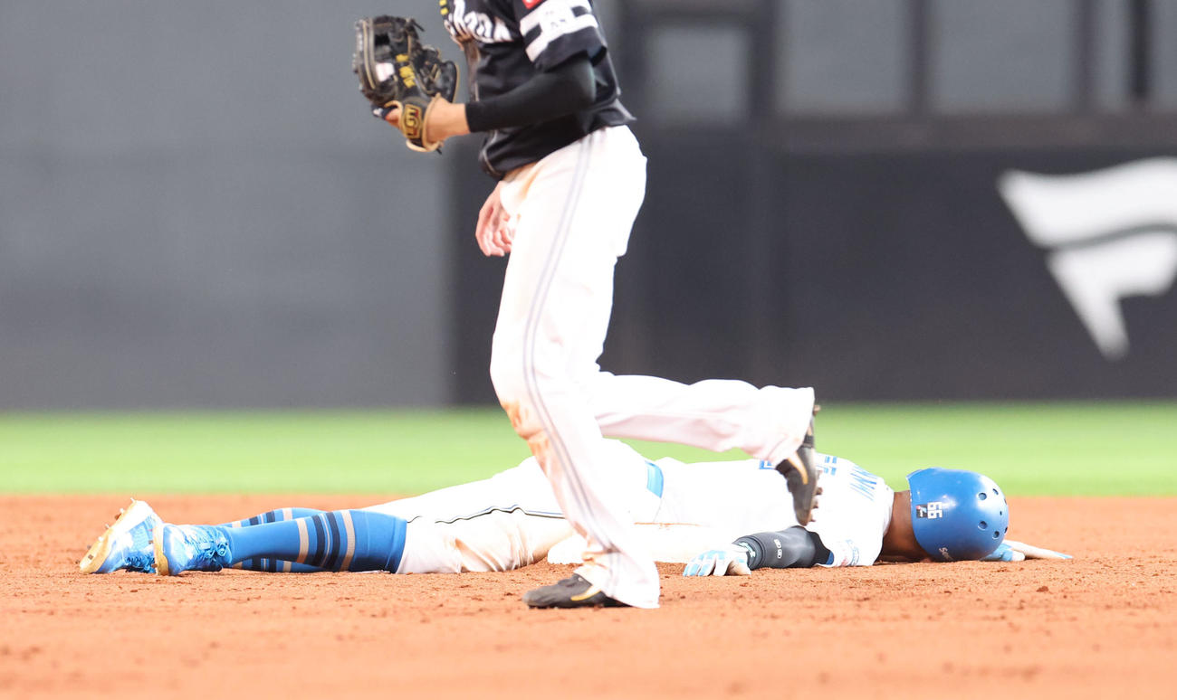 日本ハム対ソフトバンク　5回裏日本ハム1死一、二塁、郡司の右飛で飛び出してしまい二塁でタッチアウトになる万波（撮影・佐藤翔太）