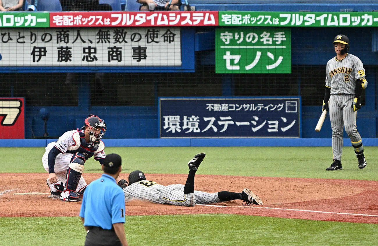 ヤクルト対阪神　9回表阪神2死一塁、代走植田（中央）は佐藤輝の二塁打から生還を狙うもアウトになる。捕手松本直（撮影・滝沢徹郎）　