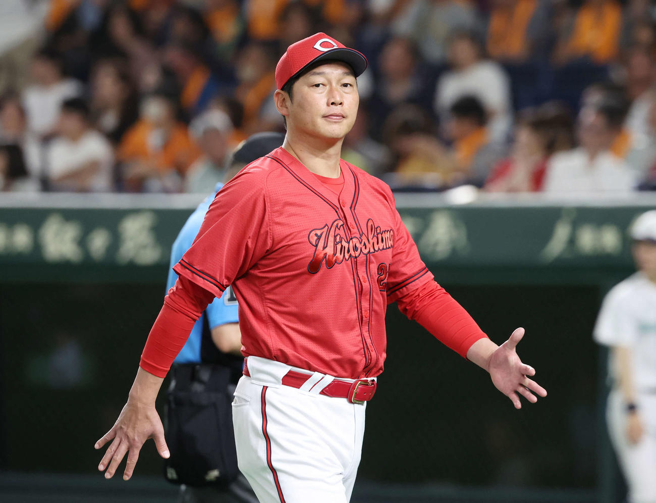巨人対広島　5回裏、選手交代を告げベンチに下がる広島新井監督（撮影・宮地輝）