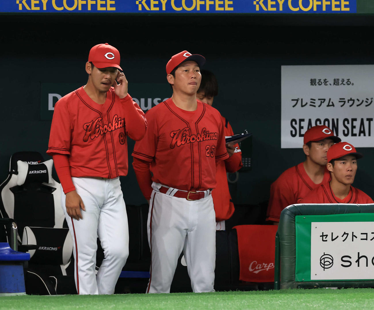 巨人対広島　厳しい表情で試合を見つめる広島新井監督（撮影・浅見桂子）