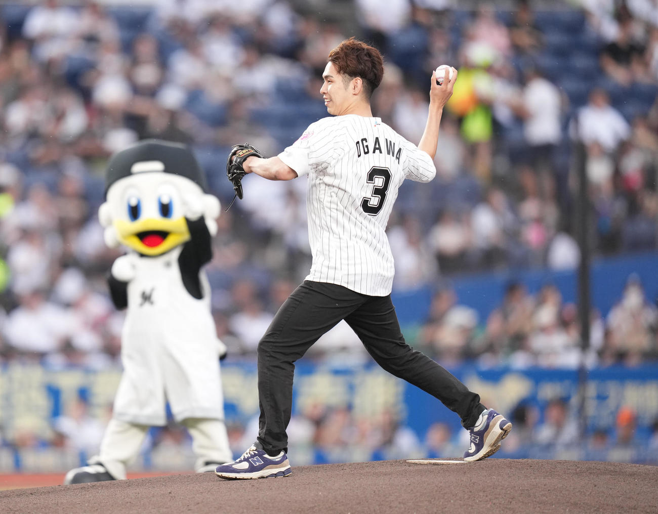 ロッテ対オリックス　セレモニアルピッチで投球する千葉J小川（撮影・鈴木みどり）