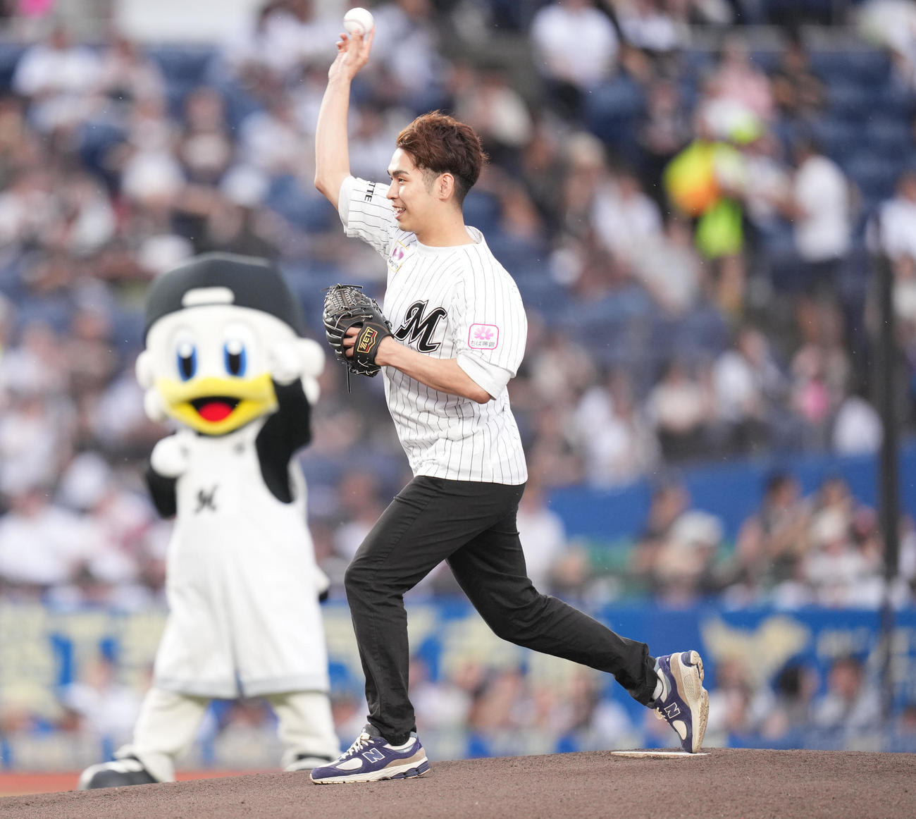 ロッテ対オリックス　セレモニアルピッチで投球する千葉J小川（撮影・鈴木みどり）