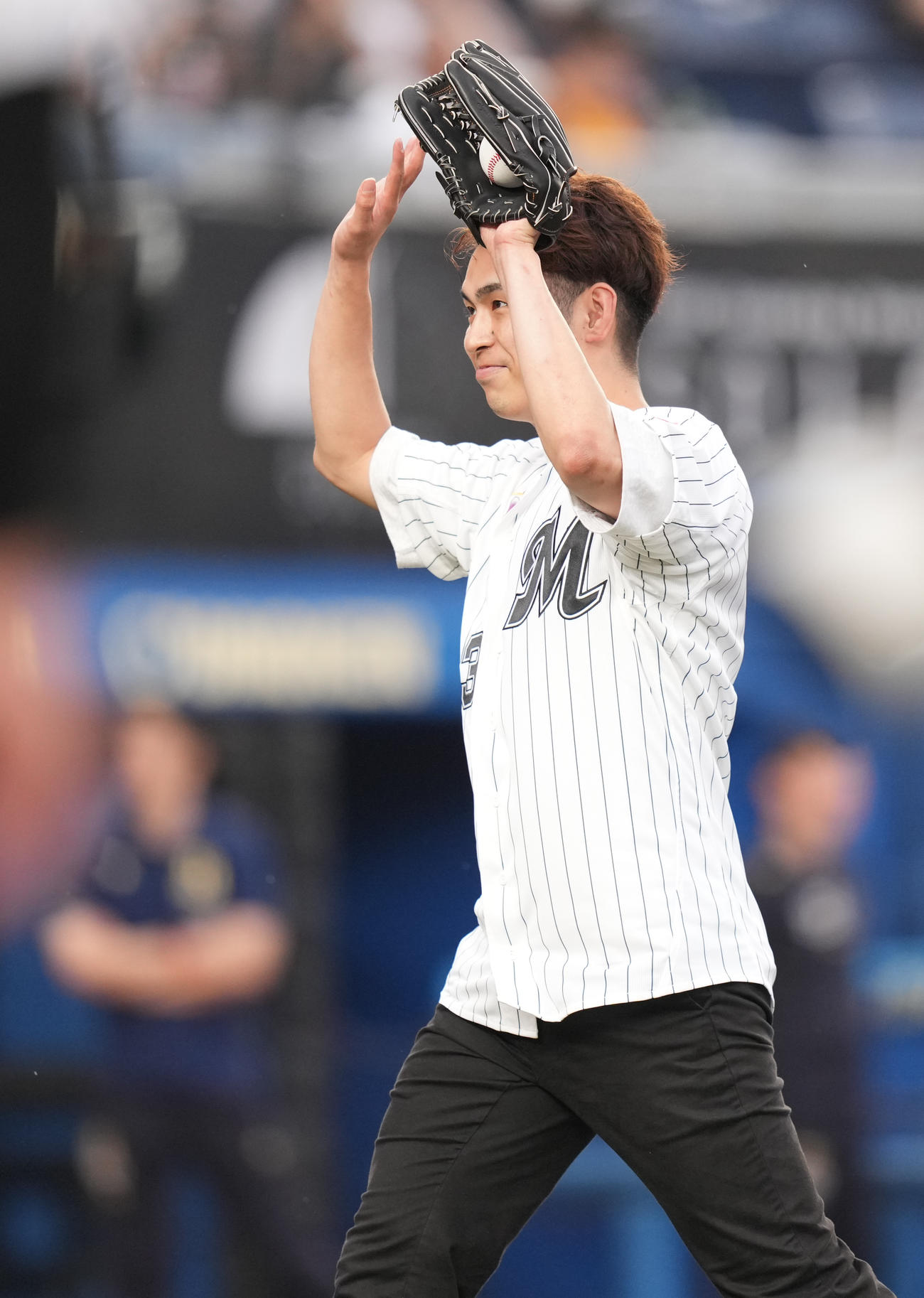 ロッテ対オリックス　セレモニアルピッチで投球を終え、声援に応える千葉J小川（撮影・鈴木みどり）
