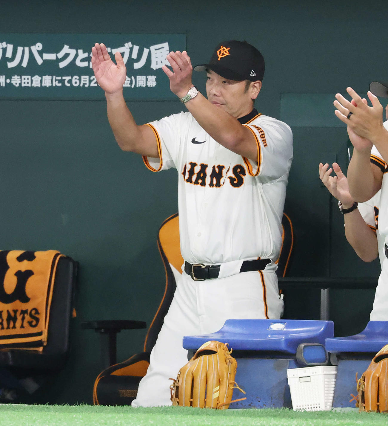 巨人対広島　1回裏巨人2死三塁、岡本和が中前適時打を放ち拍手する阿部監督（撮影・宮地輝）
