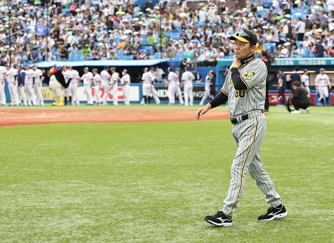 ヤクルト対阪神　ヤクルトに逆転負けした岡田監督は渋い表情で神宮球場を引き揚げる（撮影・上田博志）
