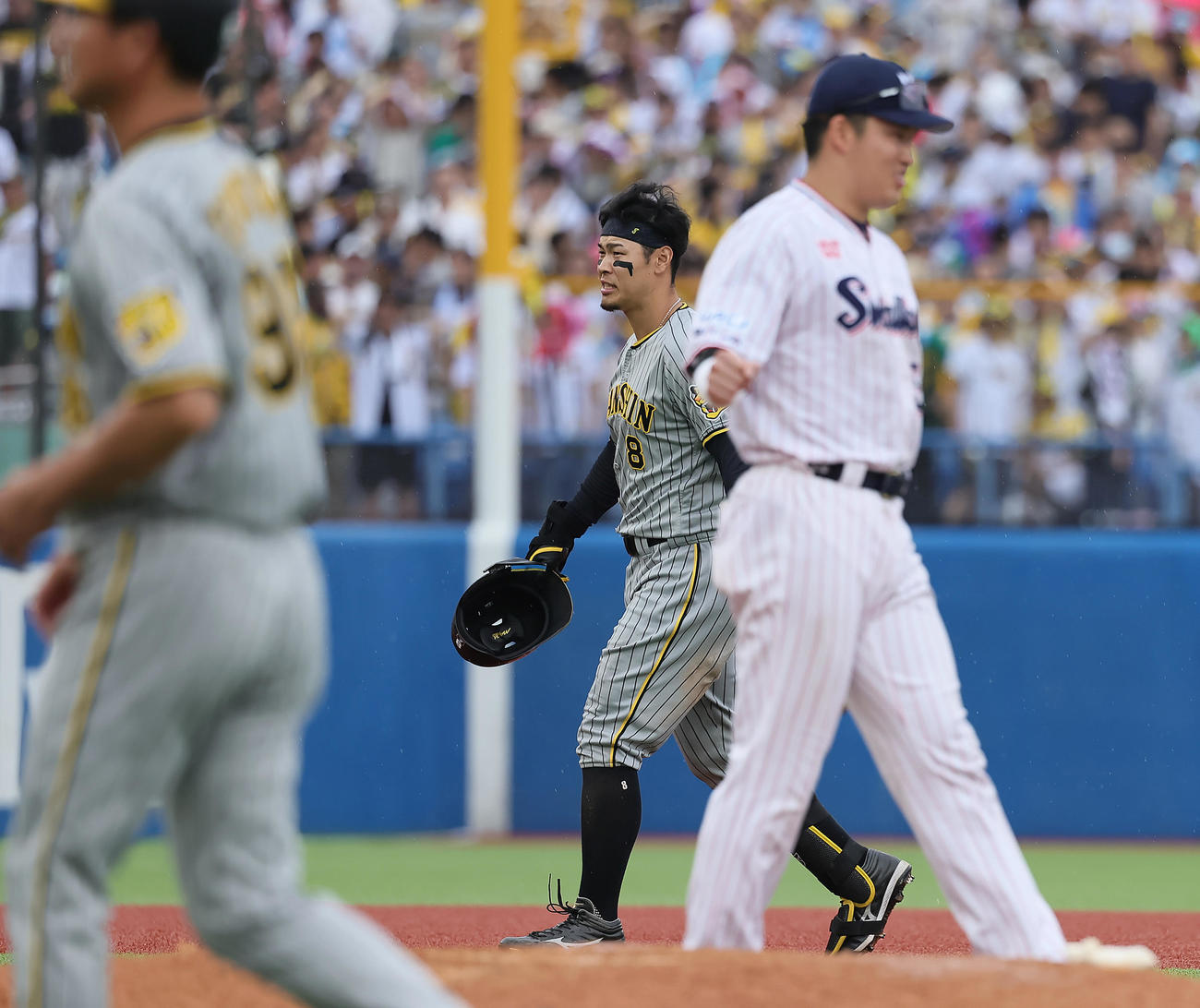 ヤクルト対阪神　9回表阪神2死一塁、佐藤輝（中央）は左二塁打を放つも、得点に結びつかず、試合に敗れる（撮影・足立雅史）