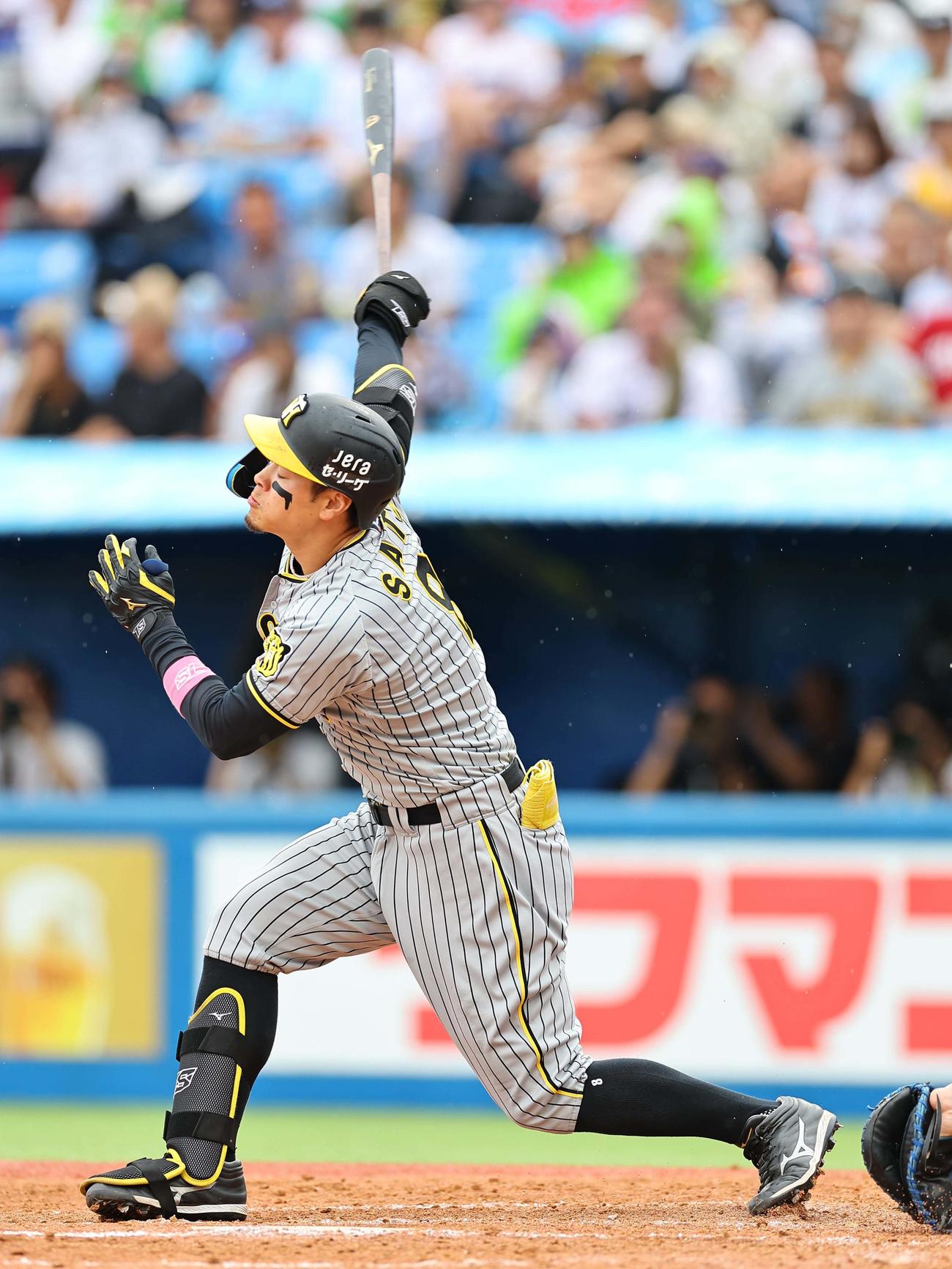 ヤクルト対阪神　4回表阪神1死一塁、佐藤輝は三振に倒れる（撮影・上田博志）