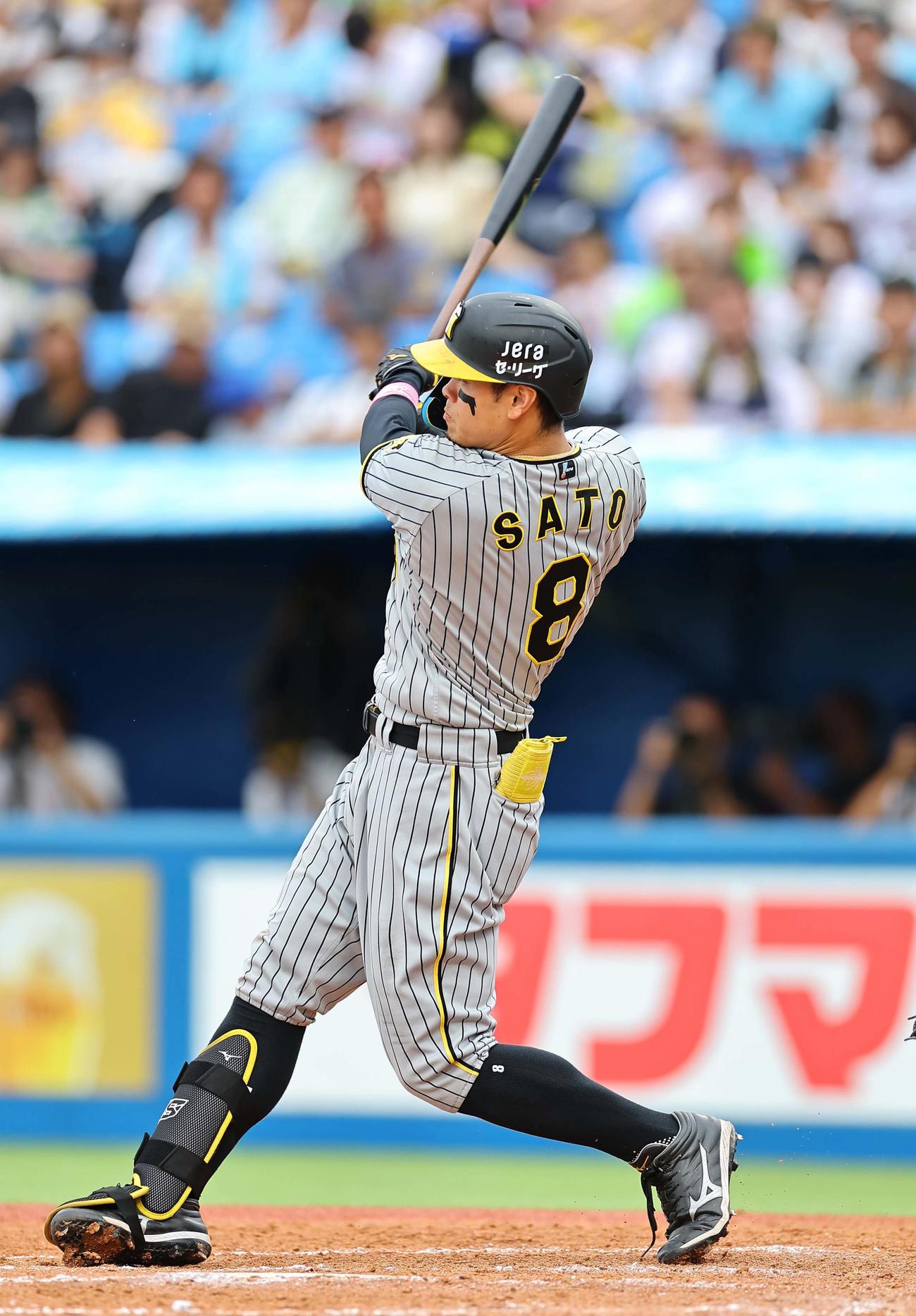 ヤクルト対阪神　8回表阪神無死、佐藤輝は右翼へ二塁打を放つ（撮影・上田博志）