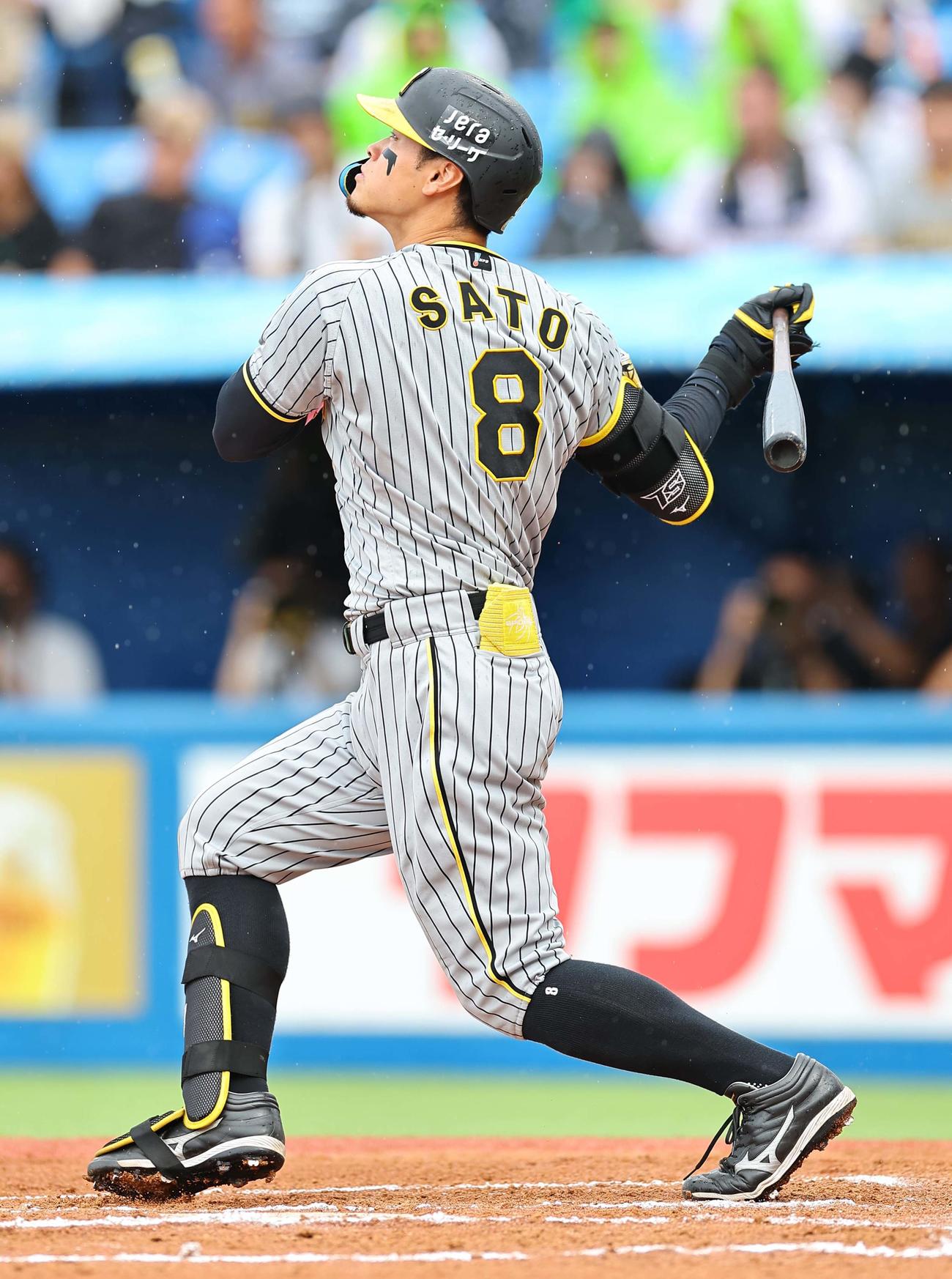 ヤクルト対阪神　6回表阪神2死、佐藤輝は中堅フェンス直撃の二塁打を放つ（撮影・上田博志）