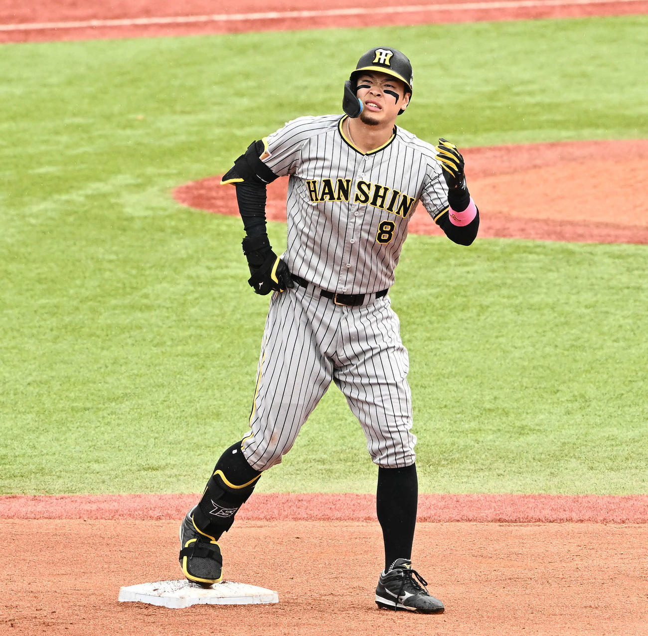 ヤクルト対阪神　6回表阪神2死、フェンス直撃の二塁打を放った佐藤輝（撮影・滝沢徹郎）　