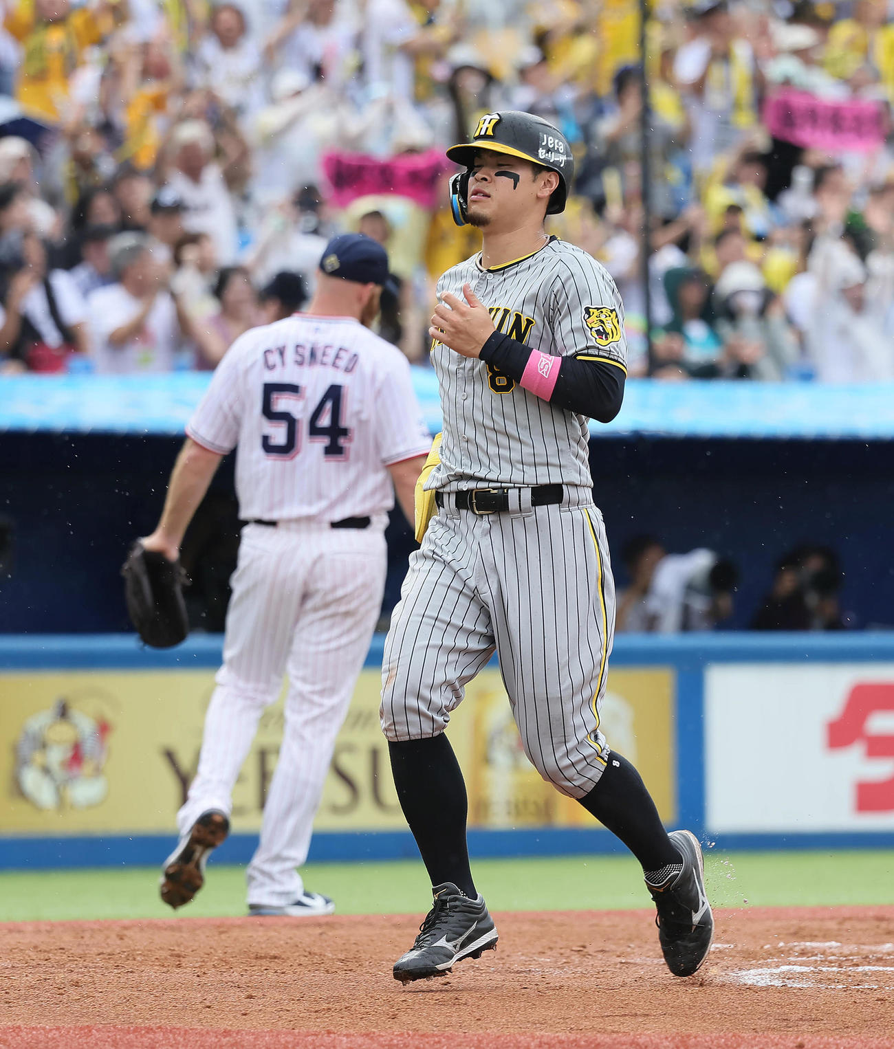 ヤクルト対阪神　6回表阪神2死二塁、梅野の適時打で生還した佐藤輝。後方はサイスニード（撮影・足立雅史）