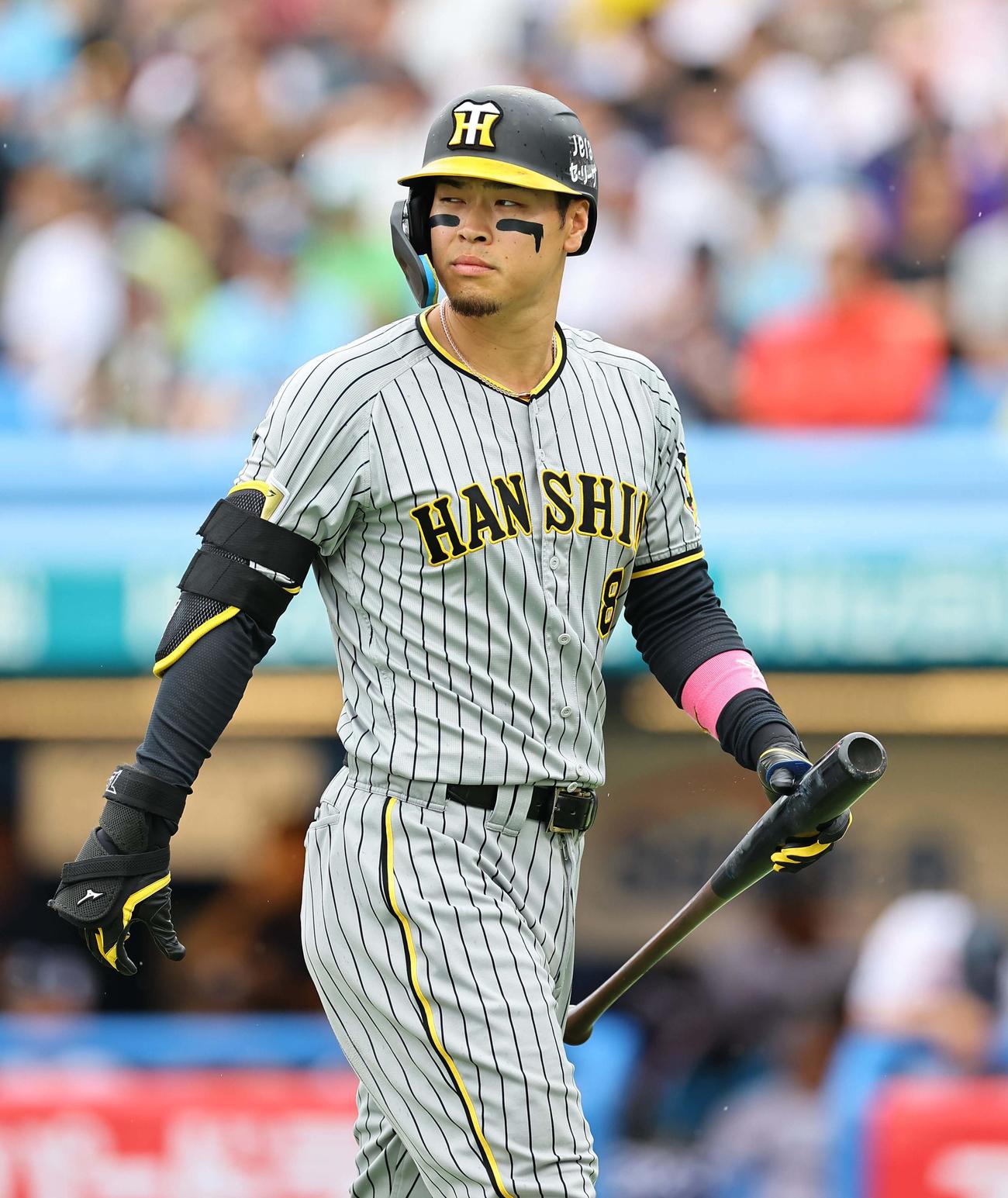 ヤクルト対阪神　4回表阪神1死一塁、佐藤輝は三振に倒れる（撮影・上田博志）