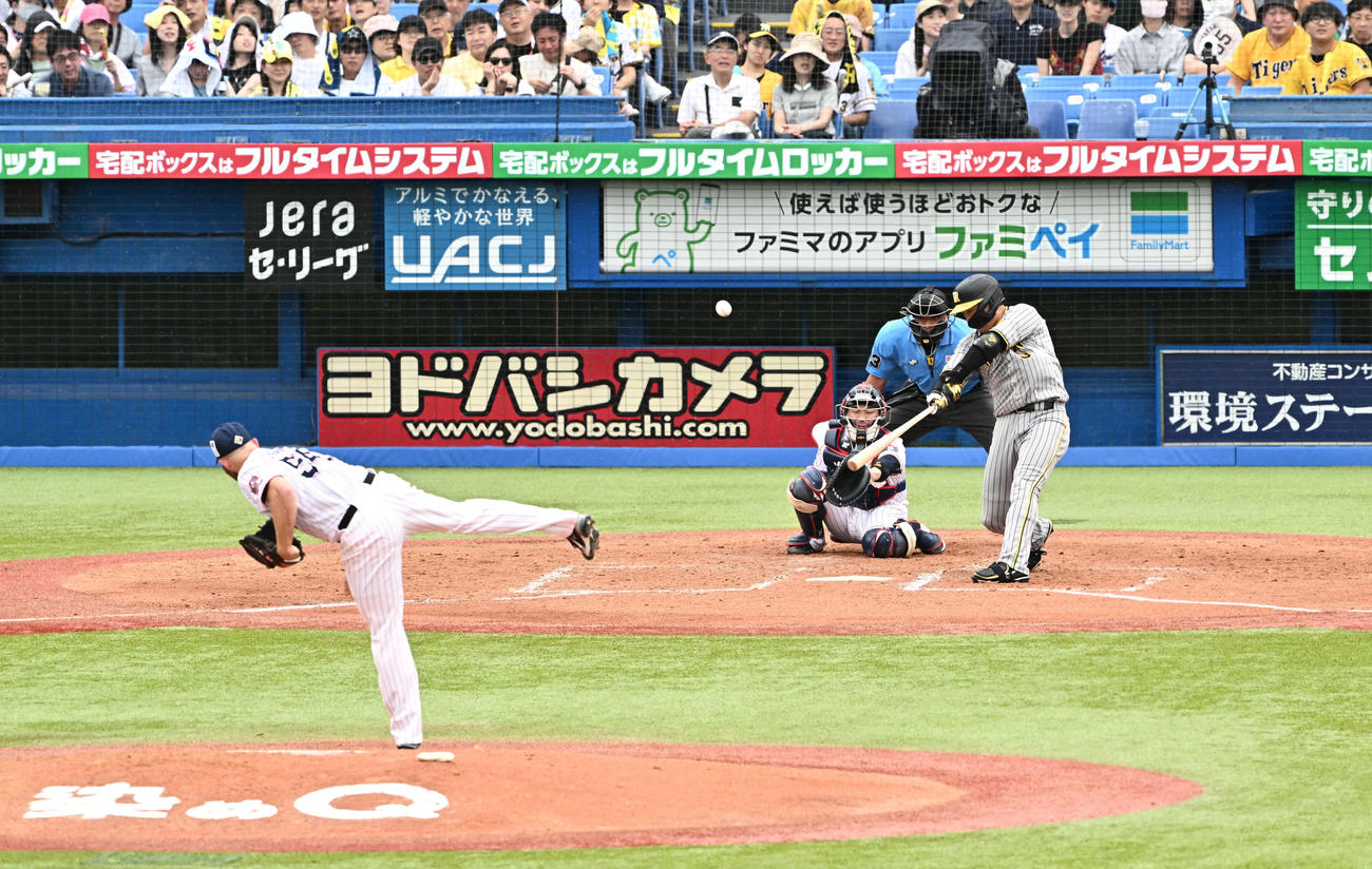 ヤクルト対阪神　4回表阪神1死、大山は右中間へ先制ソロ本塁打を放つ。投手サイスニード（撮影・滝沢徹郎）　