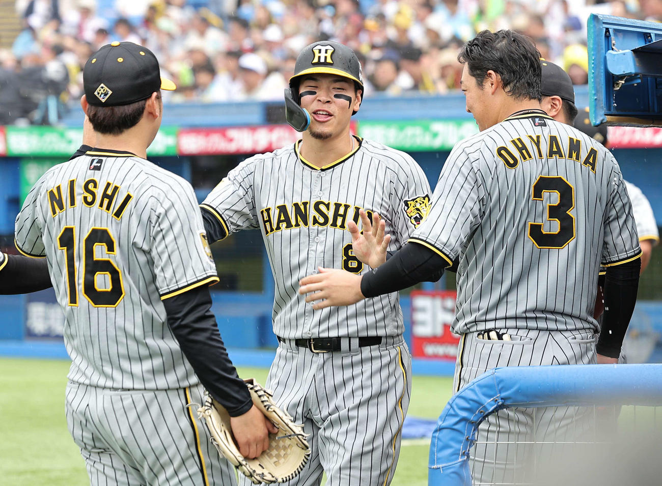 ヤクルト対阪神　6回表阪神2死二塁、梅野隆太郎の適時打で生還した佐藤輝（中央）は西勇（左）大山と笑顔でハイタッチをする（撮影・上田博志）